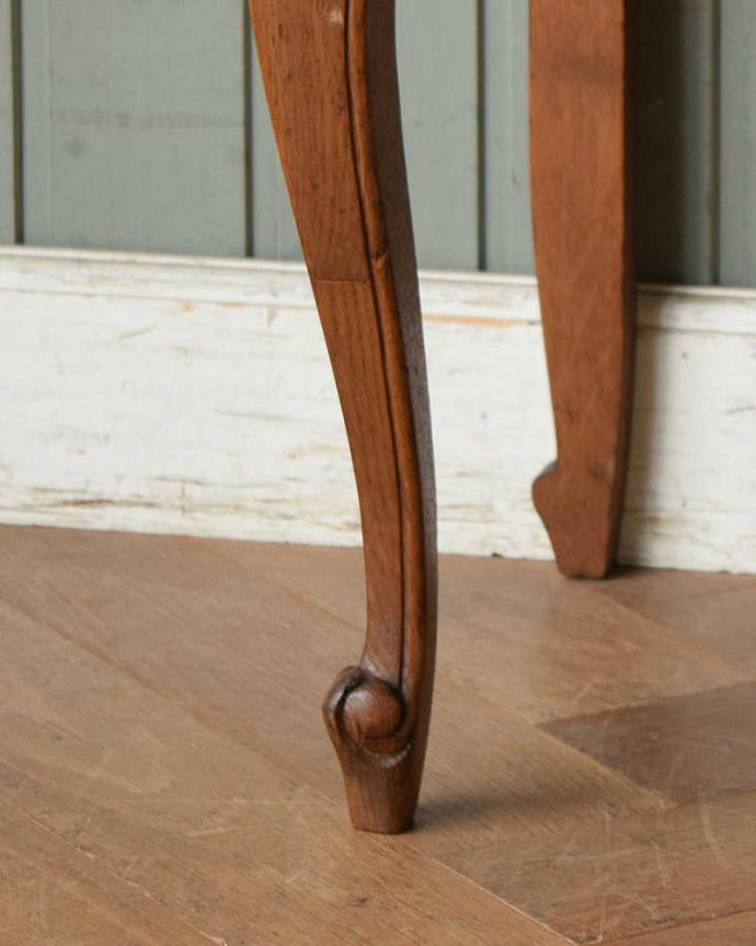 アンティークのチェスト　アンティーク家具　フランスから届いた小さくて可愛い家具、引き出し付きのアンティークナイトテーブル。華奢で女性らしい猫脚が外国風の雰囲気を作ってくれます。(j-1988-f)