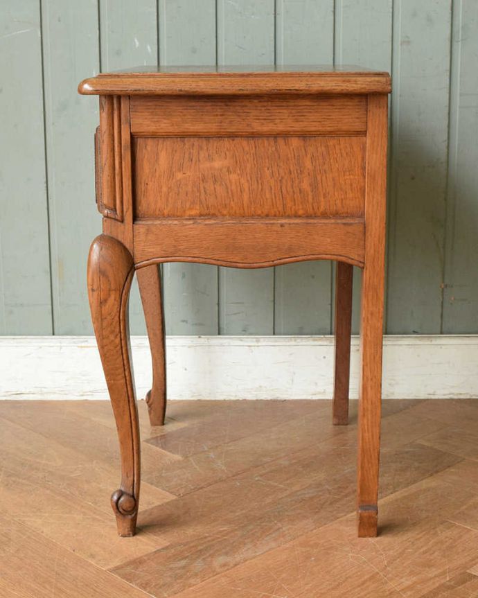 アンティークのチェスト　アンティーク家具　フランスから届いた小さくて可愛い家具、引き出し付きのアンティークナイトテーブル。サイドもカットが施され、どこから見ても絵になる美しさです。(j-1988-f)