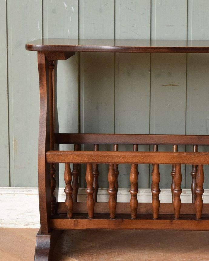 マガジンラック　アンティーク家具　サイドテーブルになる便利な天板付きのアンティーク　マガジンラック。文庫本や雑誌など置いてもこのマガジンラックならお洒落に見えます。(j-1989-f)