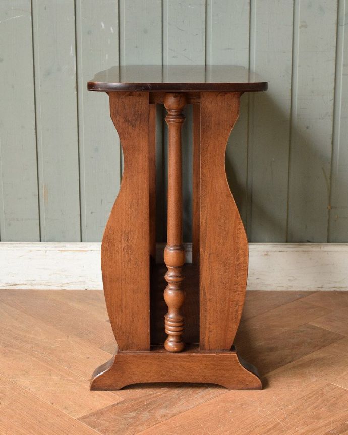 マガジンラック　アンティーク家具　サイドテーブルになる便利な天板付きのアンティーク　マガジンラック。どこに置いても素敵なデザインです。(j-1989-f)