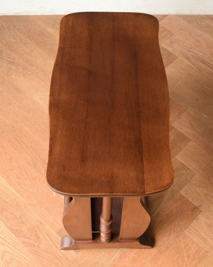 マガジンラック　アンティーク家具　サイドテーブルになる便利な天板付きのアンティーク　マガジンラック。長方形の天板で、使い勝手がいいですよ。(j-1989-f)