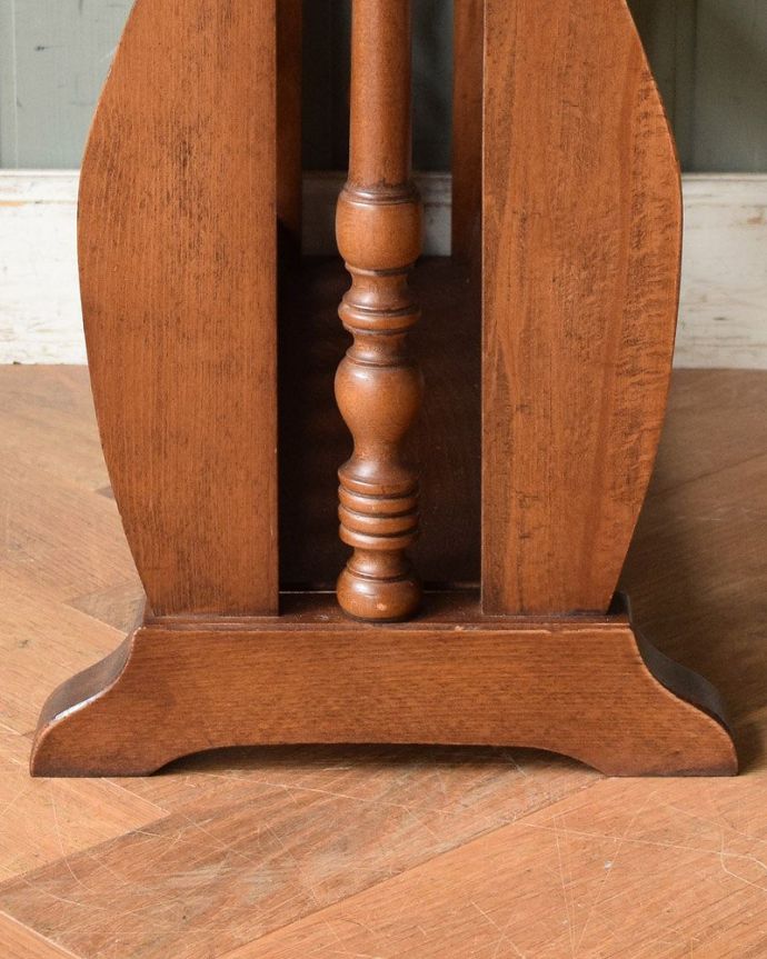 マガジンラック　アンティーク家具　サイドテーブルになる便利な天板付きのアンティーク　マガジンラック。メンテナンスしているので安心してお使いいただけます。(j-1989-f)