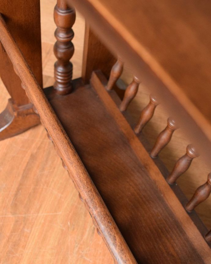 マガジンラック　アンティーク家具　サイドテーブルになる便利な天板付きのアンティーク　マガジンラック。アンティークは新品ではないので、経年変化によるキズはありますが、専門の職人によって目立たないようにキレイにお直しをしています。(j-1989-f)