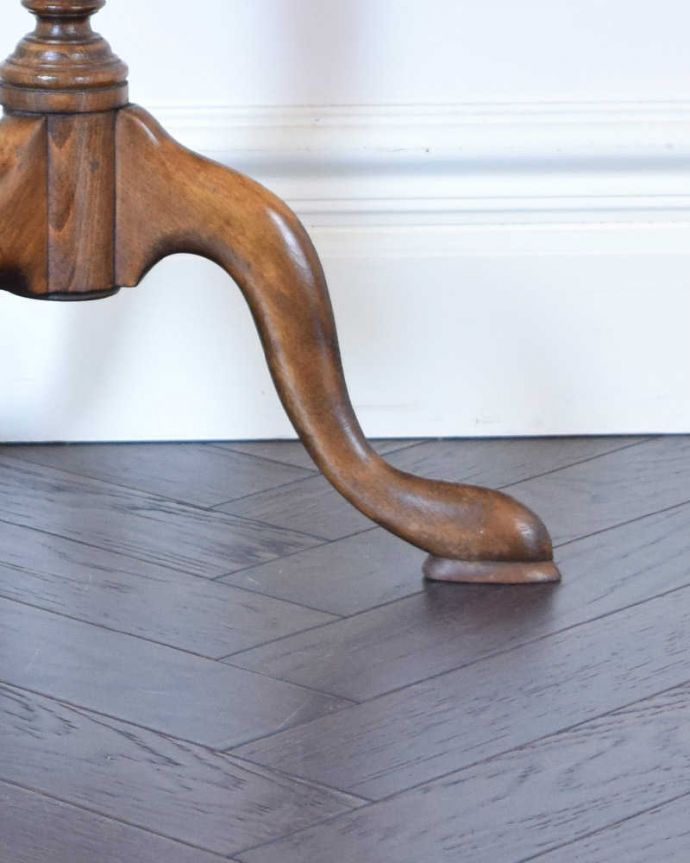 アンティークのテーブル　アンティーク家具　木製のオシャレなアンティーク家具、英国輸入のクラシックなワインテーブル。しっかりお直ししてあるので安定感があります。(j-1991-f)
