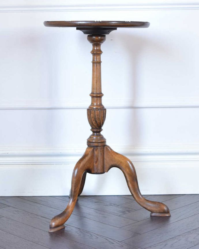 アンティークのテーブル　アンティーク家具　木製のオシャレなアンティーク家具、英国輸入のクラシックなワインテーブル。アンティークは新品ではないので、もちろん経年変化によるキズはありますが、専門の職人が目立たないようキレイにお直しをしているので、後姿までキレイです。(j-1991-f)