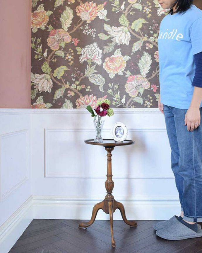 アンティークのテーブル　アンティーク家具　木製のオシャレなアンティーク家具、英国輸入のクラシックなワインテーブル。玄関で花器を飾ったり、ソファの横に持ってくれば、ちょうどいいサイドテーブルに。(j-1991-f)