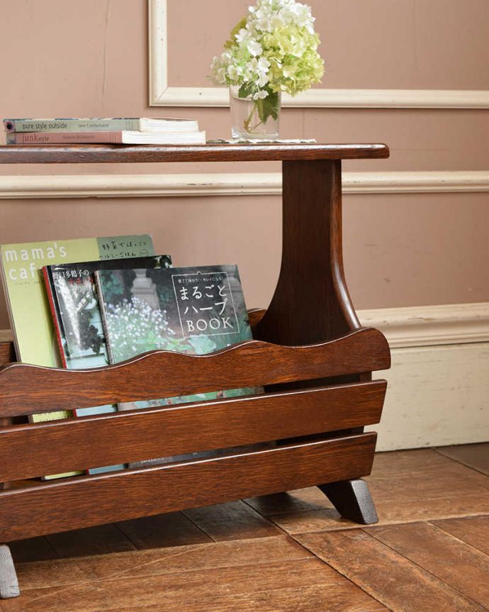 マガジンラック　アンティーク家具　テーブル付の便利なマガジンラック、フランス輸入のアンティーク家具。文庫本や雑誌など置いてもこのマガジンラックならお洒落に見えます。(j-1993-f)