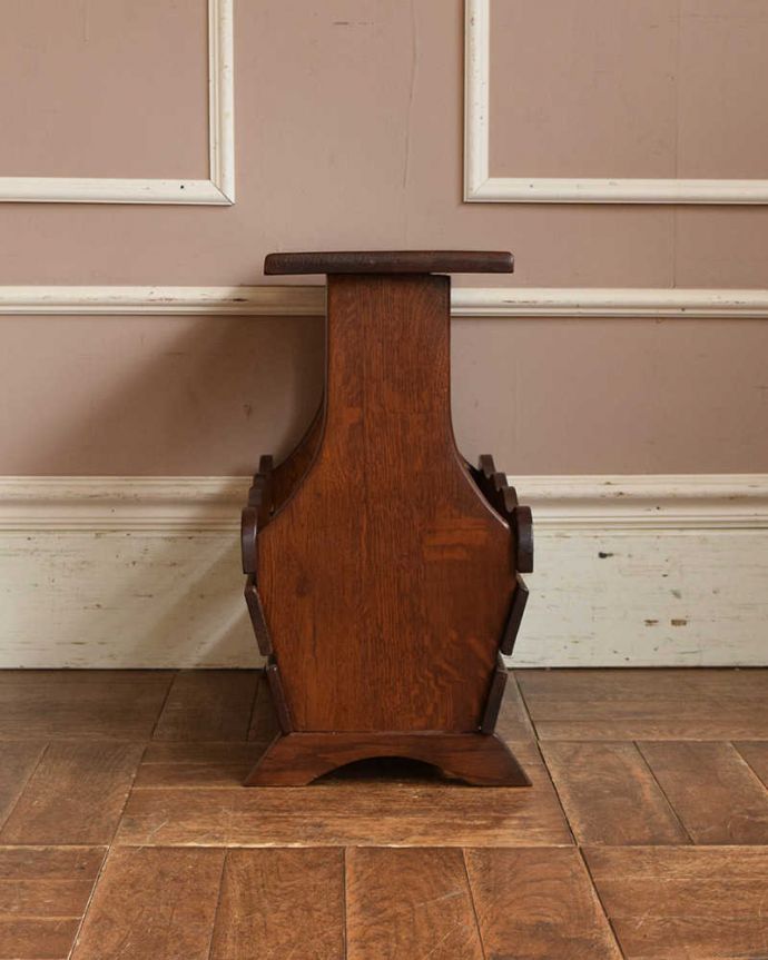 マガジンラック　アンティーク家具　テーブル付の便利なマガジンラック、フランス輸入のアンティーク家具。どこに置いても素敵なデザインです。(j-1993-f)