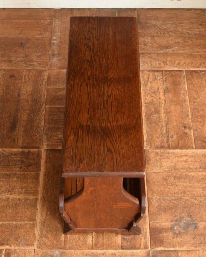 マガジンラック　アンティーク家具　テーブル付の便利なマガジンラック、フランス輸入のアンティーク家具。長方形の天板で、使い勝手がいいですよ。(j-1993-f)