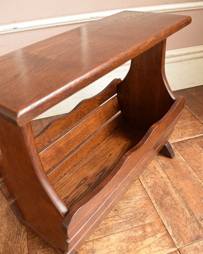 マガジンラック　アンティーク家具　テーブル付の便利なマガジンラック、フランス輸入のアンティーク家具。中までしっかりとお手入れしています。(j-1993-f)