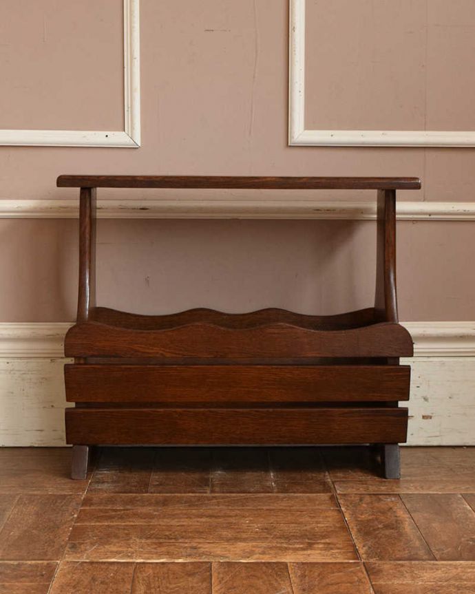 マガジンラック　アンティーク家具　テーブル付の便利なマガジンラック、フランス輸入のアンティーク家具。アンティークは新品ではないので、経年変化によるキズはありますが、専門の職人によって目立たないようにキレイにお直しをしています。(j-1993-f)