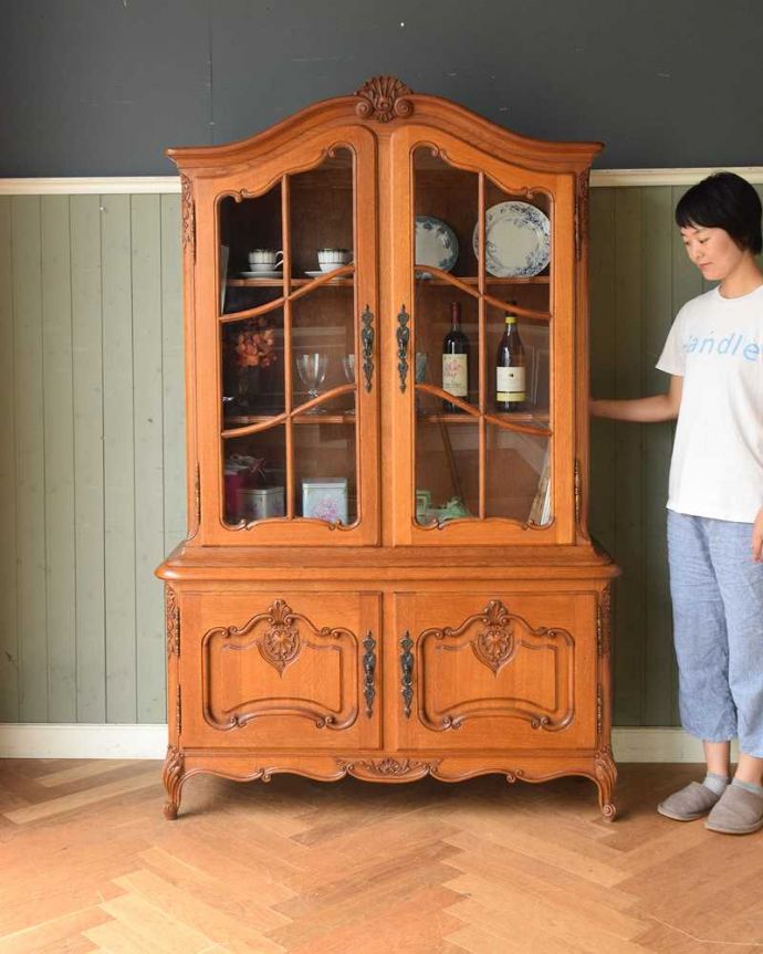 アンティークのキャビネット アンティーク家具 フランスのエレガントなアンティーク家具、食器棚や本棚にもなるガラスキャビネット。フランスらしい優雅さが自慢のキャビネットやっぱり自慢はこの美しさ。(j-1994-f)