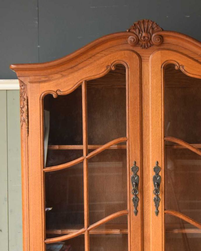 アンティークのキャビネット アンティーク家具 フランスのエレガントなアンティーク家具、食器棚や本棚にもなるガラスキャビネット。ガラス扉からのぞいてみると・・・曲線で描かれたガラス面のデザインも女性らしく優雅。(j-1994-f)