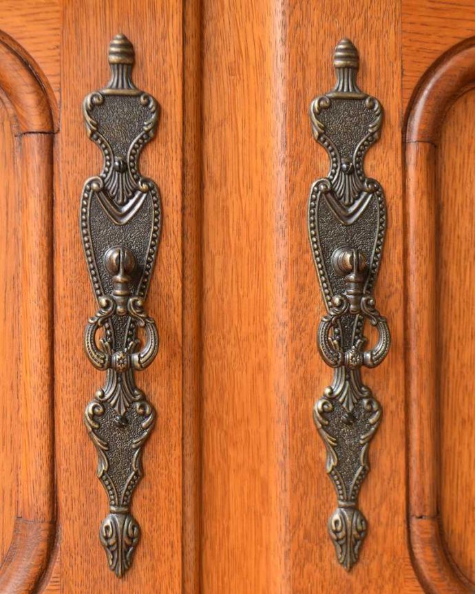 アンティークのキャビネット アンティーク家具 フランスのエレガントなアンティーク家具、食器棚や本棚にもなるガラスキャビネット。取っ手にまでフランスらしさ取っ手だけ見ていてもフランスらしさが漂っています。(j-1994-f)