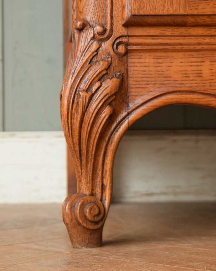 アンティークのキャビネット アンティーク家具 フランスのエレガントなアンティーク家具、食器棚や本棚にもなるガラスキャビネット。女性1人でラクラク運べちゃう仕掛けHandleのアンティークは、脚の裏にフェルトキーパーをお付けしています。(j-1994-f)