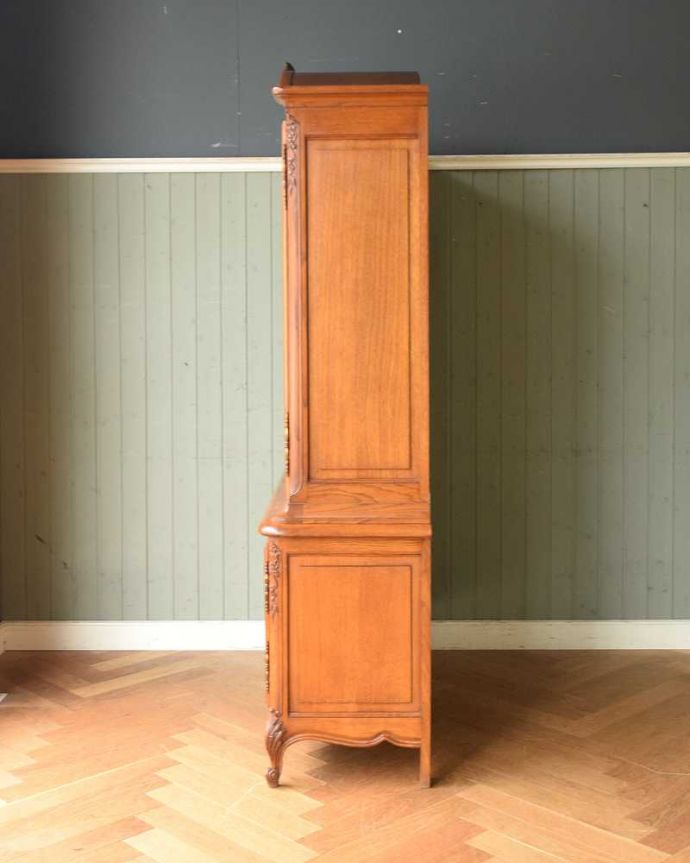 アンティークのキャビネット アンティーク家具 フランスのエレガントなアンティーク家具、食器棚や本棚にもなるガラスキャビネット。横から見てもステキ横から見るとこんな感じ。(j-1994-f)