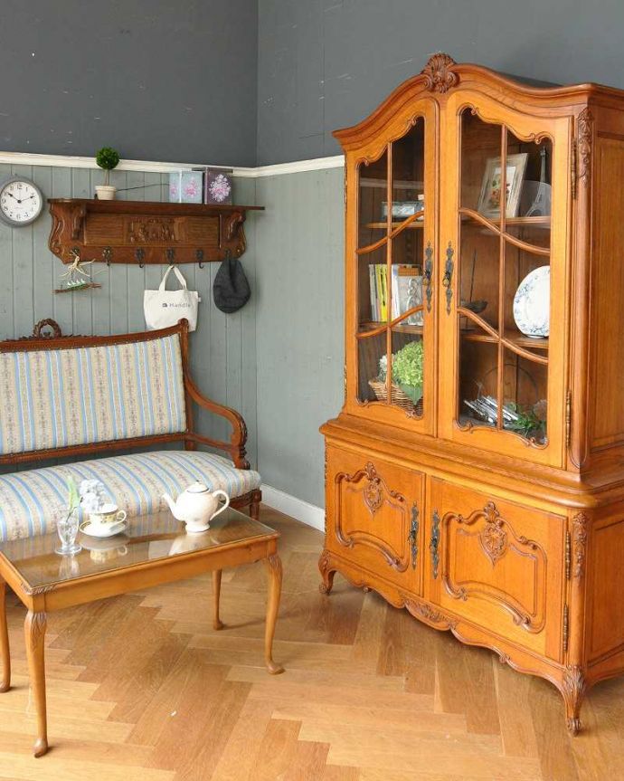 アンティークのキャビネット アンティーク家具 フランスのエレガントなアンティーク家具、食器棚や本棚にもなるガラスキャビネット。置いた瞬間、お部屋の中がフランスに・・・大きなサイズのキャビネット。(j-1994-f)