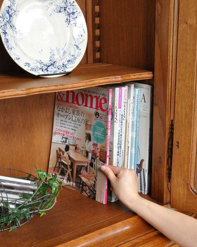 アンティークのキャビネット アンティーク家具 フランスのエレガントなアンティーク家具、食器棚や本棚にもなるガラスキャビネット。A4サイズの雑誌もたっぷり収納たっぷり収納出来る実力派。(j-1994-f)