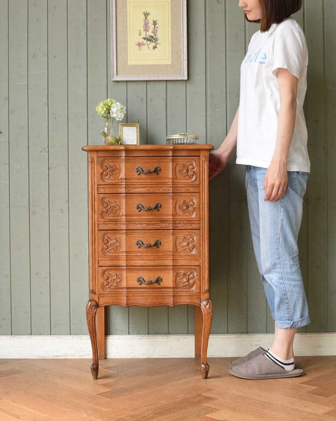 アンティークのチェスト　アンティーク家具　フレンチアンティーク家具、彫りがキレイでどこにでも置けるスリムな４段チェスト。フランスアンティークらしい優雅なデザイン。(j-1996-f)