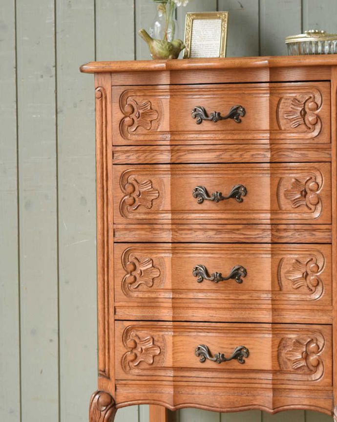 アンティークのチェスト　アンティーク家具　フレンチアンティーク家具、彫りがキレイでどこにでも置けるスリムな４段チェスト。みんなに自慢したくなるフランスの家具やっぱりフランスのチェストは、何と言っても見た目が美しい〜みんなに見てもらいたい自慢したくなる収納です。(j-1996-f)