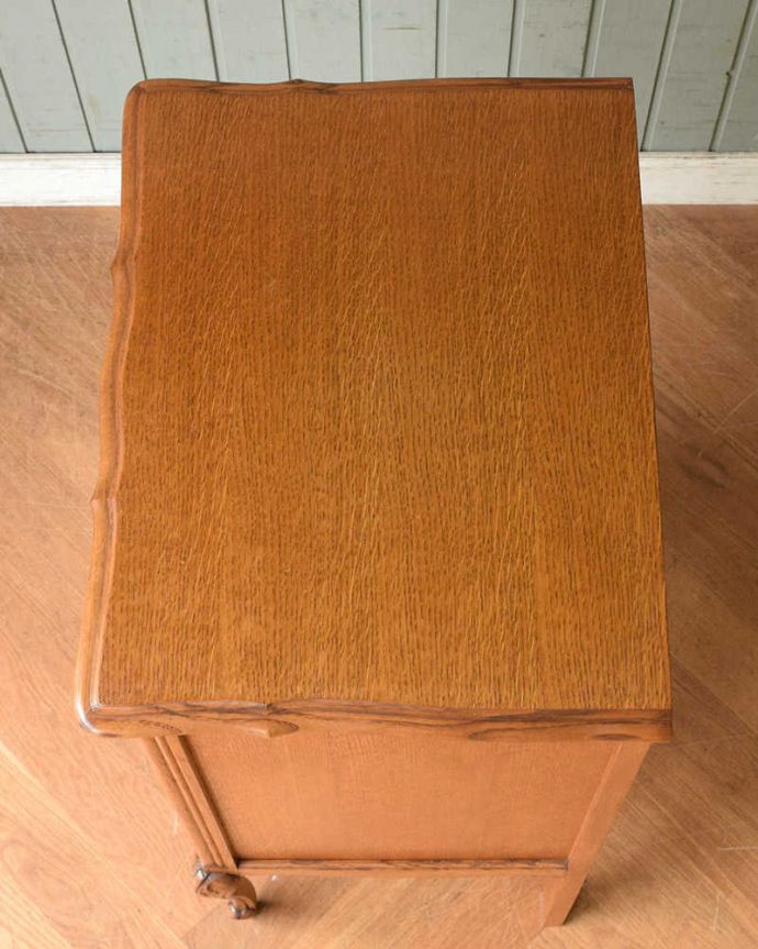 アンティークのチェスト　アンティーク家具　フレンチアンティーク家具、彫りがキレイでどこにでも置けるスリムな４段チェスト。何を置いて楽しもうかな・・・天板を上から見ると、こんな感じです。(j-1996-f)