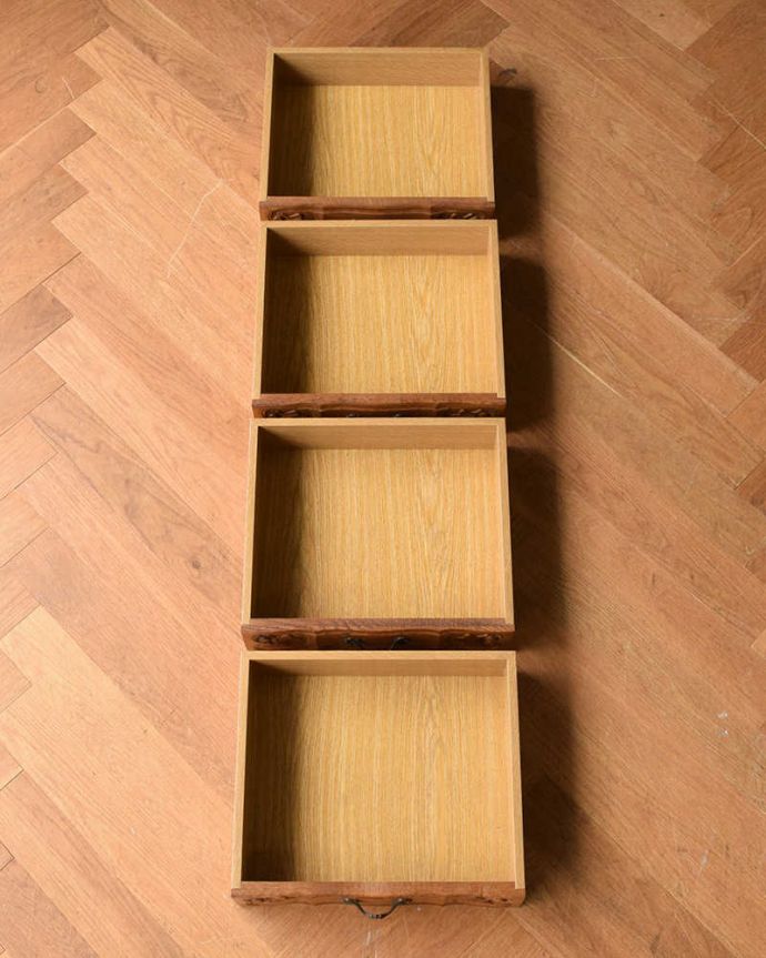 アンティークのチェスト　アンティーク家具　フレンチアンティーク家具、彫りがキレイでどこにでも置けるスリムな４段チェスト。引き出しの中もキレイに修復しました。(j-1996-f)