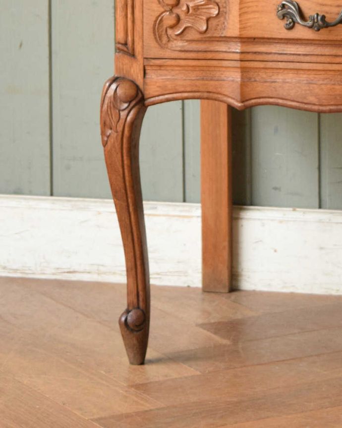 アンティークのチェスト　アンティーク家具　フレンチアンティーク家具、彫りがキレイでどこにでも置けるスリムな４段チェスト。女性1人でもラクラク運べます。(j-1996-f)