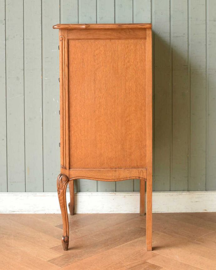 アンティークのチェスト　アンティーク家具　フレンチアンティーク家具、彫りがキレイでどこにでも置けるスリムな４段チェスト。横から見てもステキもちろん、横顔だって美しい〜フランスらしさが漂っています。(j-1996-f)