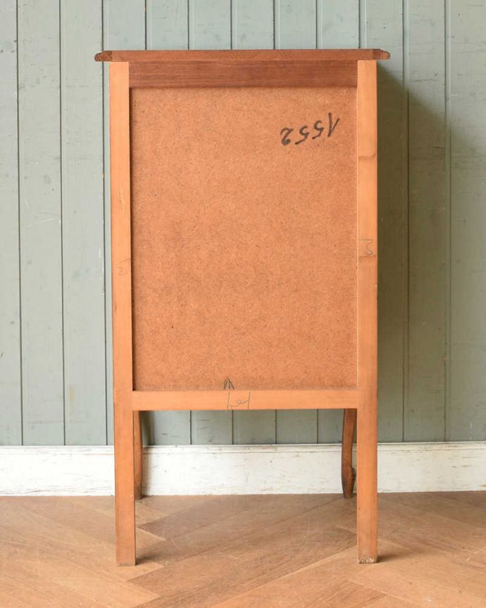 アンティークのチェスト　アンティーク家具　フレンチアンティーク家具、彫りがキレイでどこにでも置けるスリムな４段チェスト。後ろ姿にも気を使ってます。(j-1996-f)