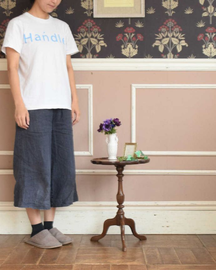 アンティークのテーブル　アンティーク家具　天板の色と木目が美しいアンティークワインテーブル（オケージョナルテーブル）。玄関で花器を飾ったり、ソファの横に持ってくれば、ちょうどいいサイドテーブルに。(j-1997-f)