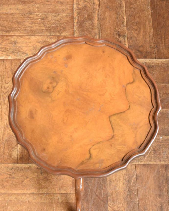 アンティークのテーブル　アンティーク家具　天板の色と木目が美しいアンティークワインテーブル（オケージョナルテーブル）。上から見ると、天板はこんな感じ。(j-1997-f)