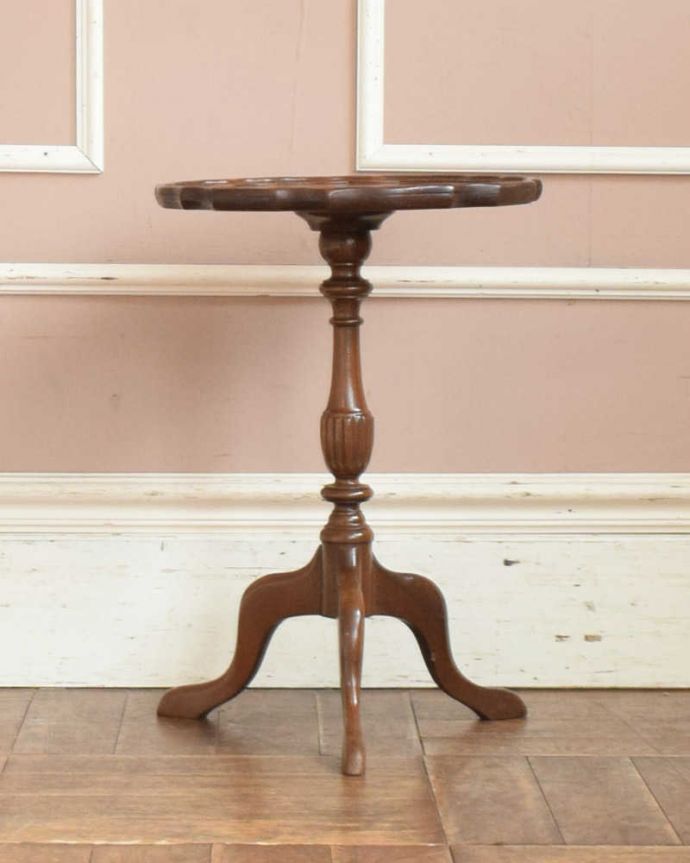 アンティークのテーブル　アンティーク家具　天板の色と木目が美しいアンティークワインテーブル（オケージョナルテーブル）。アンティークは新品ではないので、もちろん経年変化によるキズはありますが、専門の職人が目立たないようキレイにお直しをしているので、後姿までキレイです。(j-1997-f)