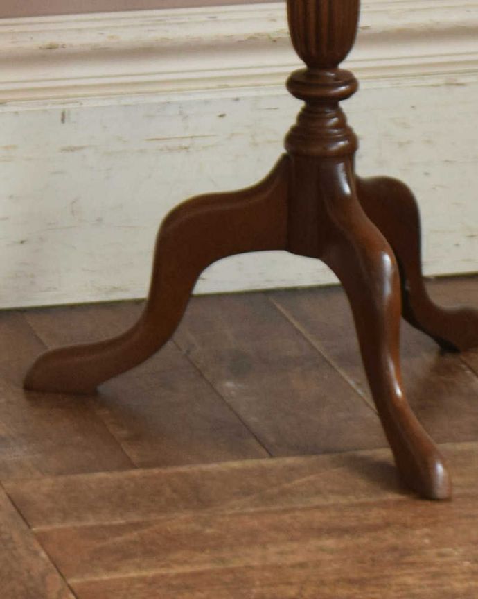 アンティークのテーブル　アンティーク家具　天板の色と木目が美しいアンティークワインテーブル（オケージョナルテーブル）。しっかりお直ししてあるので安定感があります。(j-1997-f)