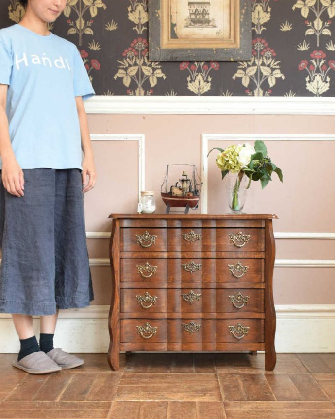 アンティークのチェスト　アンティーク家具　フレンチスタイルの優雅なアンティーク家具、小ぶりな４段チェスト（コモード）。美しい曲線美がフランスらしいんです。(j-2000-f)