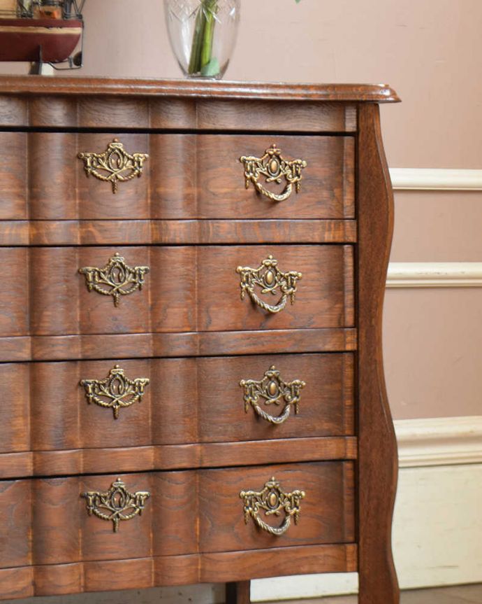 アンティークのチェスト　アンティーク家具　フレンチスタイルの優雅なアンティーク家具、小ぶりな４段チェスト（コモード）。「見せる収納」だから置く場所を選ばずに使えちゃう。(j-2000-f)