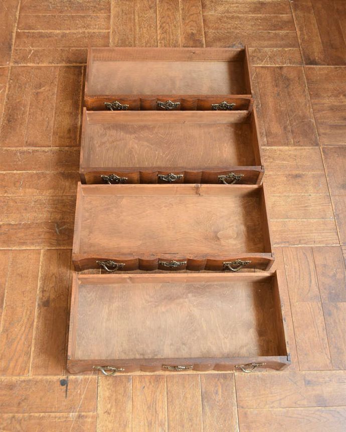 アンティークのチェスト　アンティーク家具　フレンチスタイルの優雅なアンティーク家具、小ぶりな４段チェスト（コモード）。キレイに修復したので何を入れてもOKです。(j-2000-f)