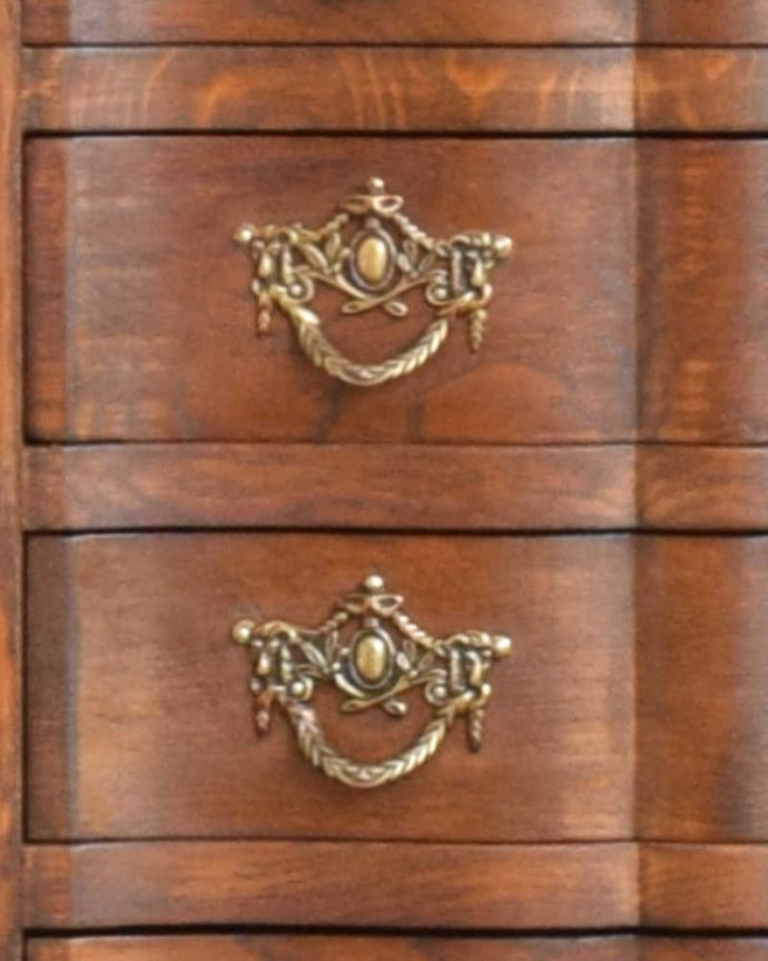 アンティークのチェスト　アンティーク家具　フレンチスタイルの優雅なアンティーク家具、小ぶりな４段チェスト（コモード）。開ける度にワクワクする取っ手フランスらしい優雅なデザインは取っ手にも。(j-2000-f)