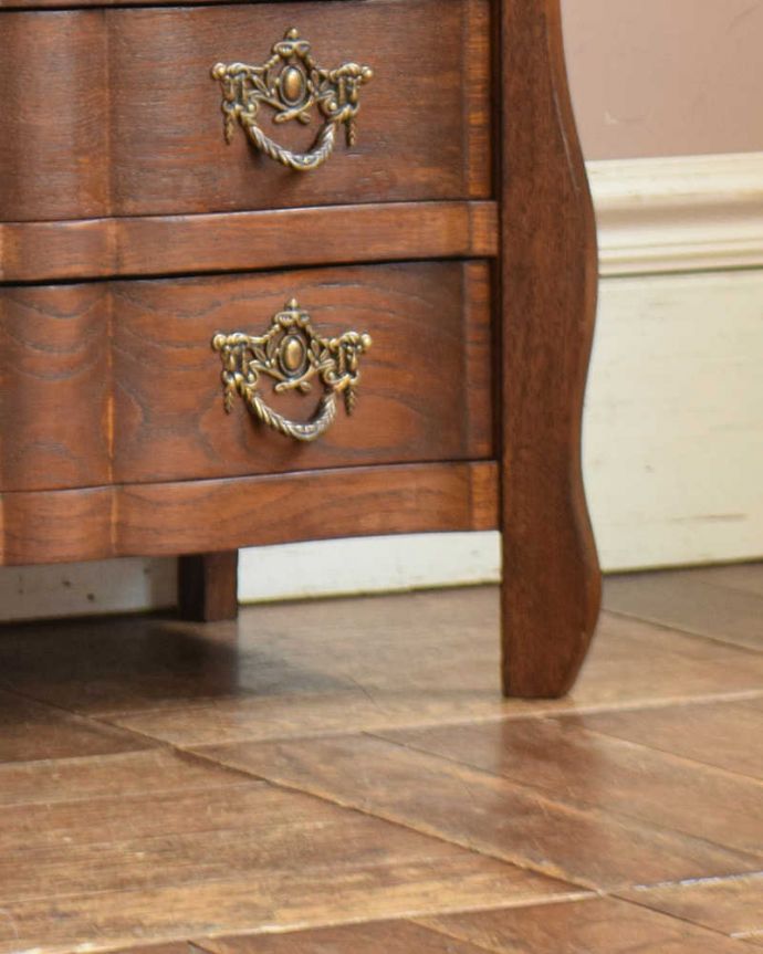 アンティークのチェスト　アンティーク家具　フレンチスタイルの優雅なアンティーク家具、小ぶりな４段チェスト（コモード）。女性1人でラクラク運べちゃう仕掛けHandleのアンティークは、脚の裏にフェルトキーパーをお付けしています。(j-2000-f)