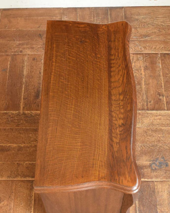 アンティークのチェスト　アンティーク家具　フレンチスタイルの優雅なアンティーク家具、小ぶりな４段チェスト（コモード）。何を置こうかな･･･？上から見ると、天板はこんな感じ。(j-2000-f)