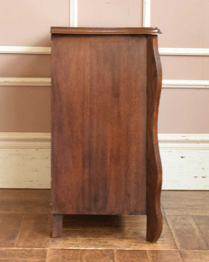 アンティークのチェスト　アンティーク家具　フレンチスタイルの優雅なアンティーク家具、小ぶりな４段チェスト（コモード）。横から見てもステキ横から見るとこんな感じ。(j-2000-f)