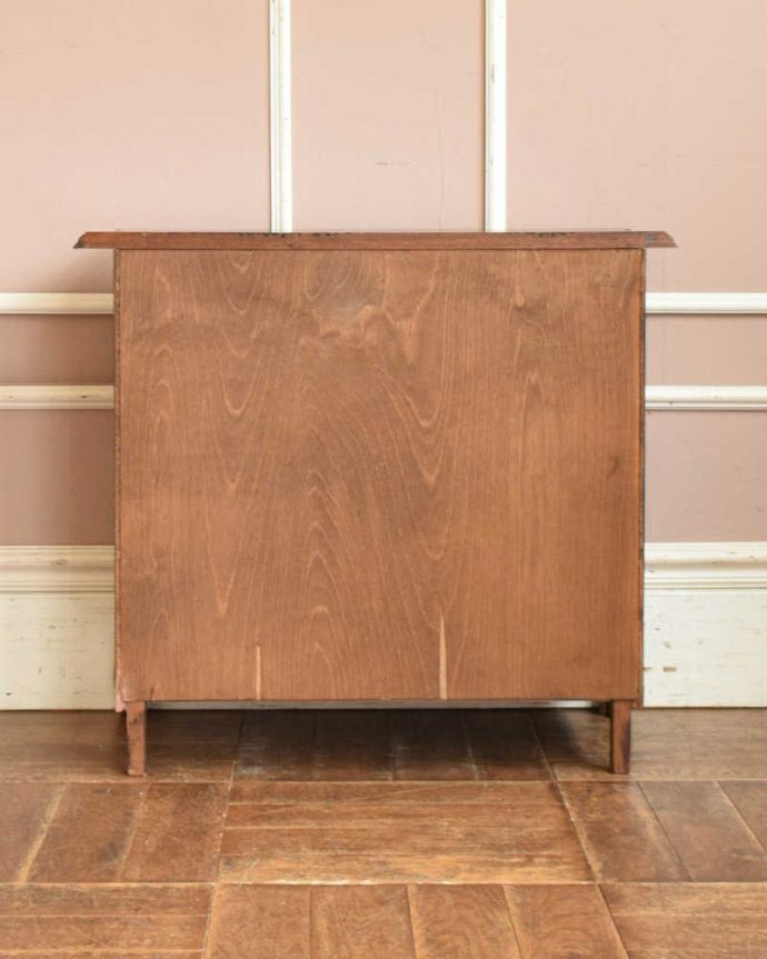 アンティークのチェスト　アンティーク家具　フレンチスタイルの優雅なアンティーク家具、小ぶりな４段チェスト（コモード）。修復したので、後姿もキレイ！アンティークは新品ではないので、もちろん経年変化によるキズはありますが、専門の職人がキレイにお直しをしているので、後ろ姿もキレイです。(j-2000-f)