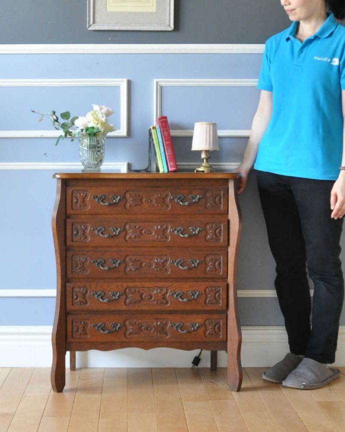 アンティークのチェスト　アンティーク家具　フランスからのアンティーク、ウェーブがかかったゴージャスな５段チェスト（コモード）。美しい曲線美がフランスらしいんです。(j-2001-f)