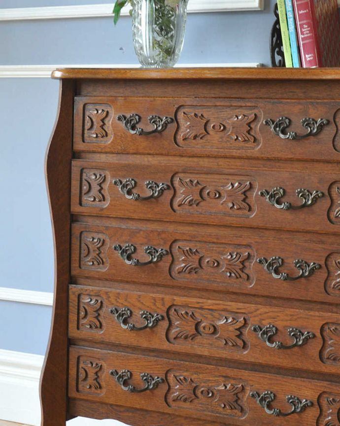 アンティークのチェスト　アンティーク家具　フランスからのアンティーク、ウェーブがかかったゴージャスな５段チェスト（コモード）。「見せる収納」は、置く場所を選ばずに使えちゃう。(j-2001-f)