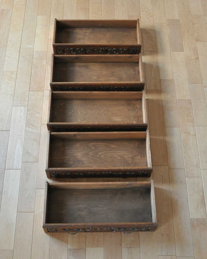 アンティークのチェスト　アンティーク家具　フランスからのアンティーク、ウェーブがかかったゴージャスな５段チェスト（コモード）。キレイに修復したので、何を入れてもOK！もちろん引き出しの中も職人さんがキレイに直しました。(j-2001-f)