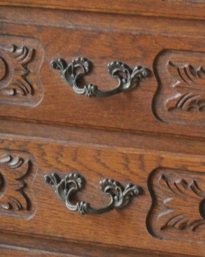 アンティークのチェスト　アンティーク家具　フランスからのアンティーク、ウェーブがかかったゴージャスな５段チェスト（コモード）。開ける度にワクワクする取っ手フランスらしい優雅なデザインの取っ手。(j-2001-f)
