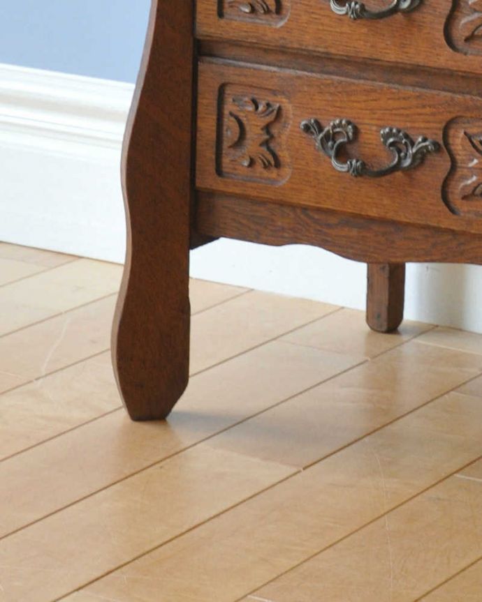 アンティークのチェスト　アンティーク家具　フランスからのアンティーク、ウェーブがかかったゴージャスな５段チェスト（コモード）。女性1人でラクラク運べちゃう仕掛けHandleのアンティークは、脚の裏にフェルトキーパーをお付けしています。(j-2001-f)