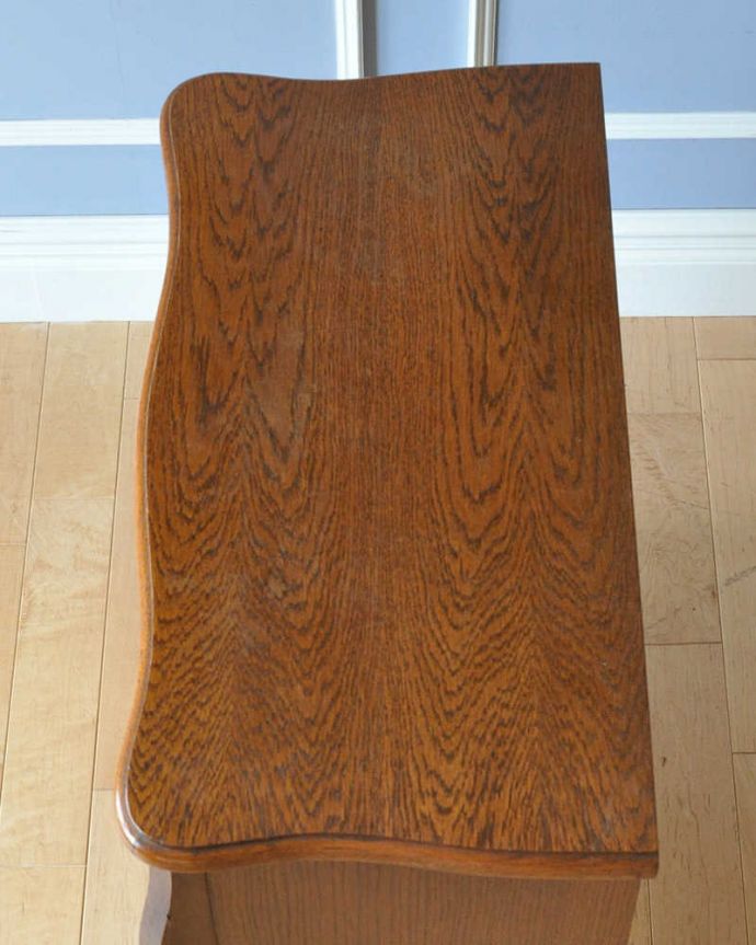 アンティークのチェスト　アンティーク家具　フランスからのアンティーク、ウェーブがかかったゴージャスな５段チェスト（コモード）。何を置こうかな･･･？上から見ると、天板はこんな感じ。(j-2001-f)