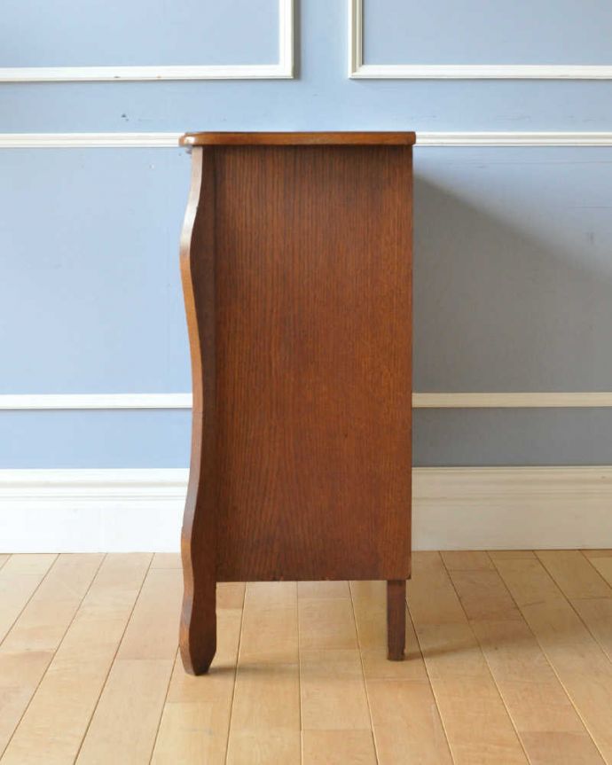 アンティークのチェスト　アンティーク家具　フランスからのアンティーク、ウェーブがかかったゴージャスな５段チェスト（コモード）。横から見てもステキ横から見るとこんな感じ。(j-2001-f)