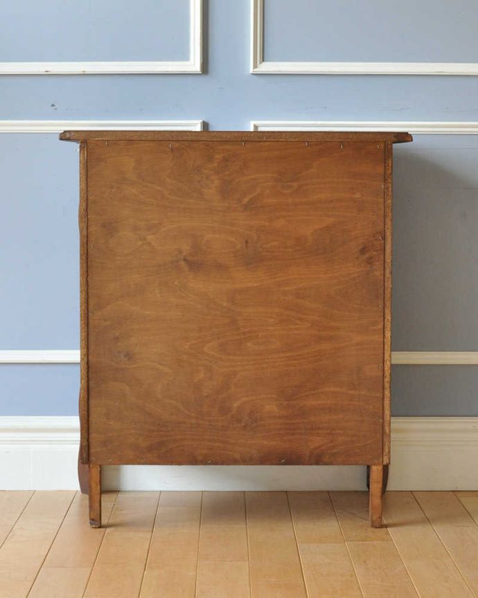 アンティークのチェスト　アンティーク家具　フランスからのアンティーク、ウェーブがかかったゴージャスな５段チェスト（コモード）。メンテナンスしてあるので後姿もキレイ！アンティークは新品ではないので、もちろん経年変化によるキズはありますが、専門の職人がキレイにお直しをしているので、後ろ姿までキレイです。(j-2001-f)