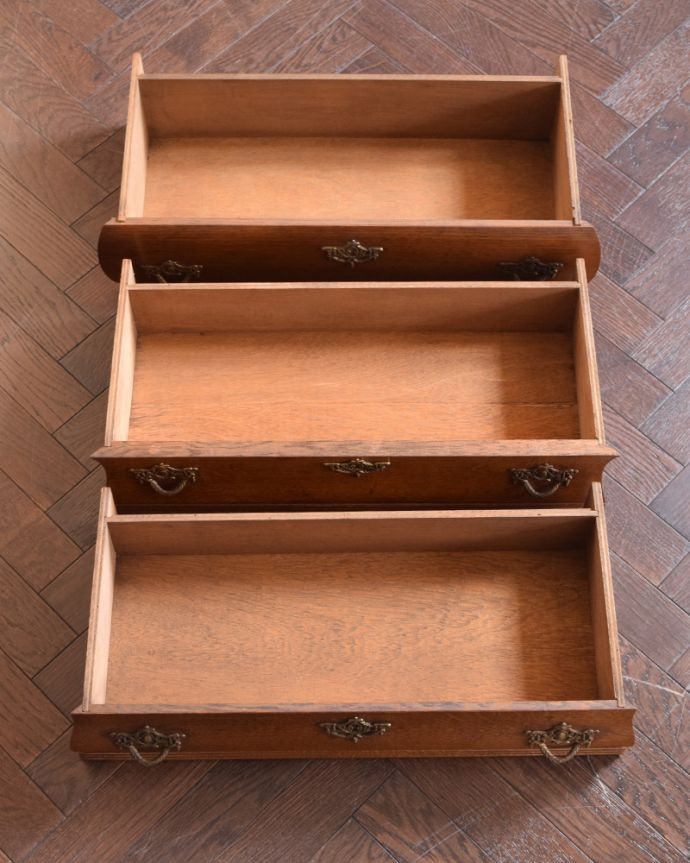 アンティークのチェスト アンティーク家具 南フランススタイルの優雅なアンティーク家具、小ぶりな3段チェスト(コモード)。何を入れてもOK引き出しは手前が1段目です。(j-2002-f)